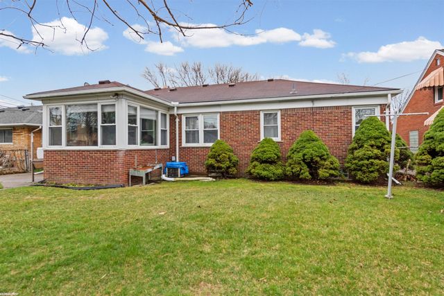 21831 Edgewood Street, St Clair Shores, MI 48080
