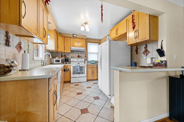 21831 Edgewood Street, St Clair Shores, MI 48080