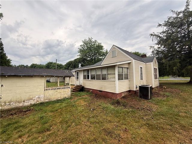 908 W Lee Avenue, Yadkinville, NC 27055