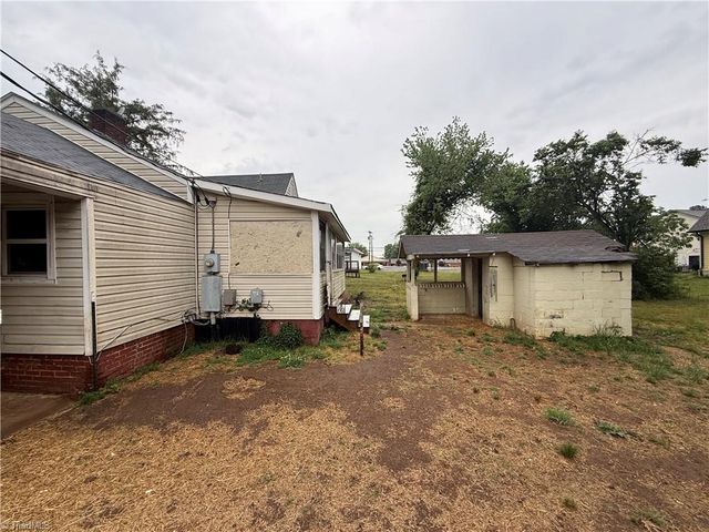 908 W Lee Avenue, Yadkinville, NC 27055