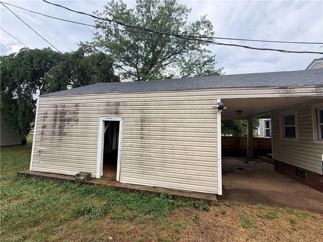 908 W Lee Avenue, Yadkinville, NC 27055