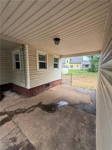908 W Lee Avenue, Yadkinville, NC 27055