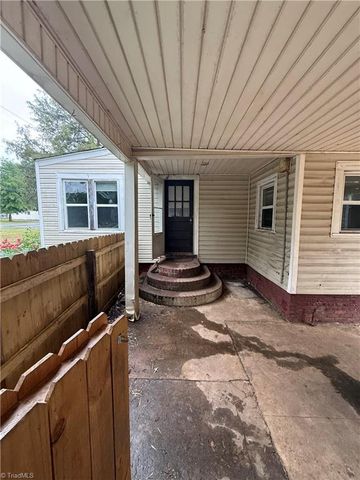 908 W Lee Avenue, Yadkinville, NC 27055