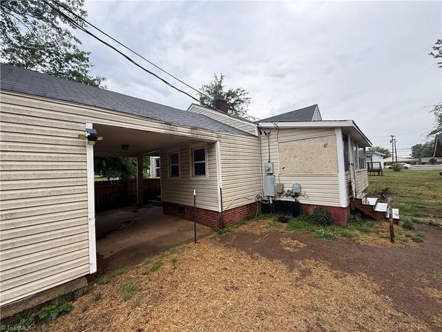 908 W Lee Avenue, Yadkinville, NC 27055