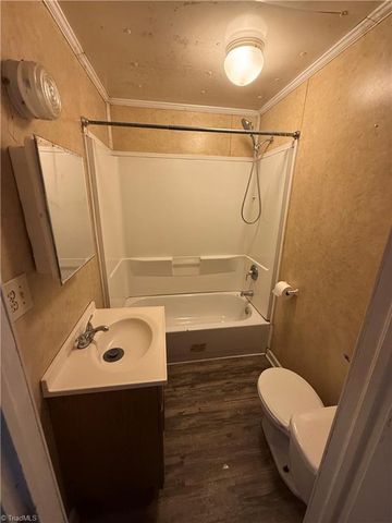 908 W Lee Avenue, Yadkinville, NC 27055