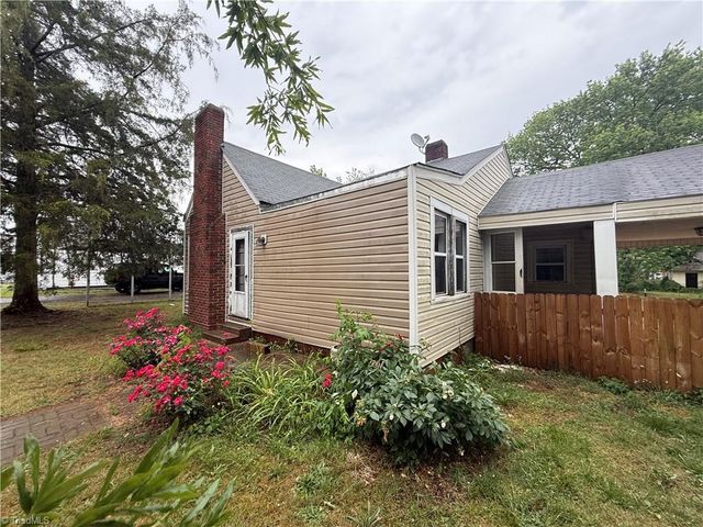 908 W Lee Avenue, Yadkinville, NC 27055