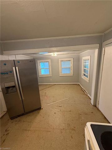 908 W Lee Avenue, Yadkinville, NC 27055