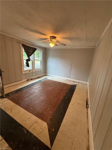 908 W Lee Avenue, Yadkinville, NC 27055