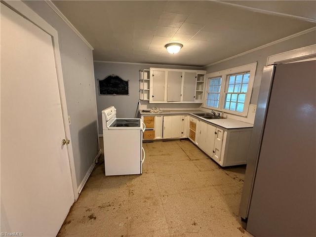 908 W Lee Avenue, Yadkinville, NC 27055