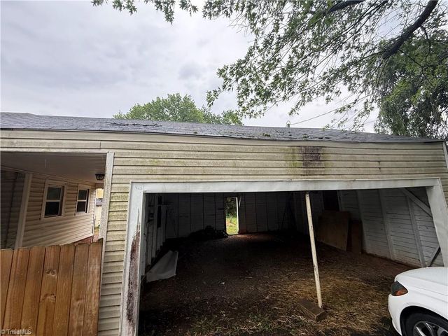 908 W Lee Avenue, Yadkinville, NC 27055