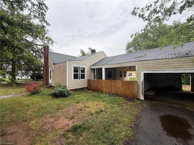 908 W Lee Avenue, Yadkinville, NC 27055