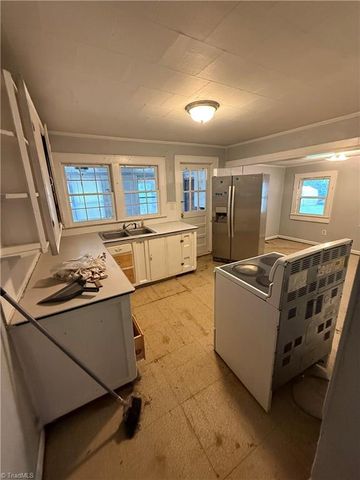 908 W Lee Avenue, Yadkinville, NC 27055