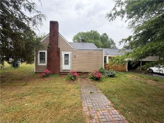 908 W Lee Avenue, Yadkinville, NC 27055