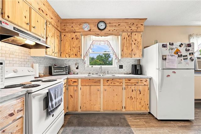 10027 Pine Street, Lowgap, NC 27024