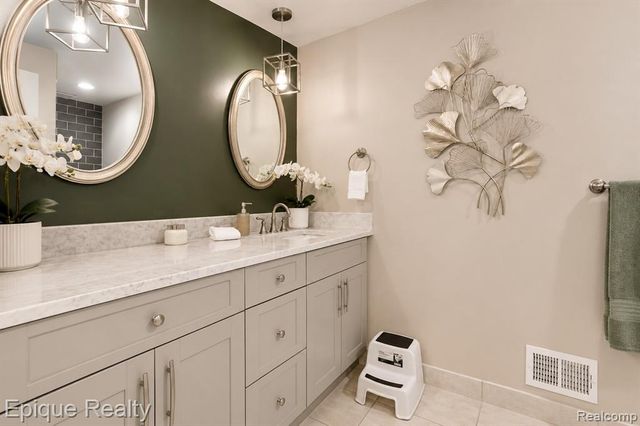 20485 Villa Grande Circle, Clinton Township, MI 48038