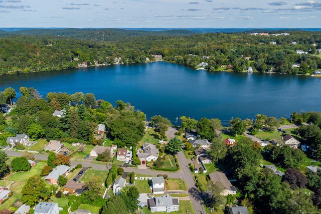 1 Hampton Road, New Fairfield, CT 06812