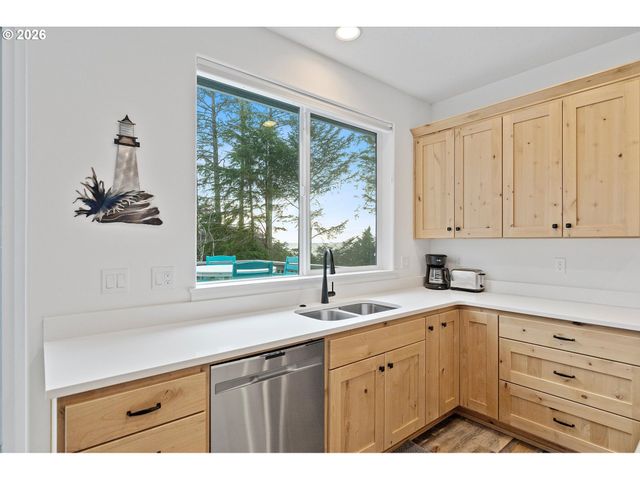 209 SEA CREST Way, Otter Rock, OR 97369