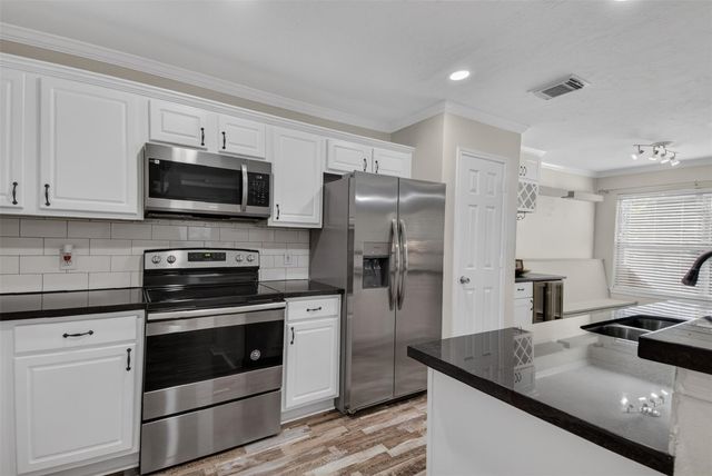 38 Wineberry Place, The Woodlands, TX 77382