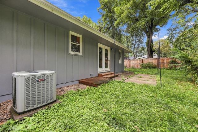 313 SW 18th St Terrace, Blue Springs, MO 64015