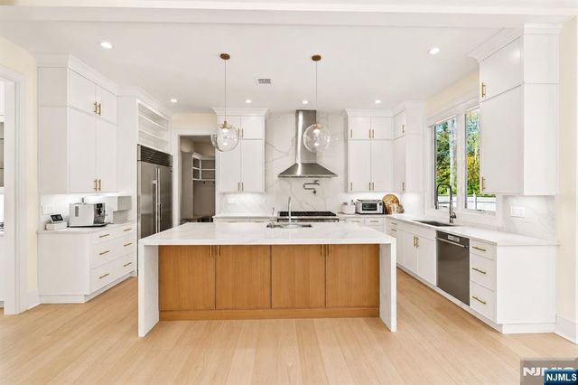 3 Mountain View Court, Demarest, NJ 07627