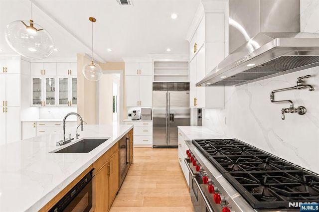 3 Mountain View Court, Demarest, NJ 07627