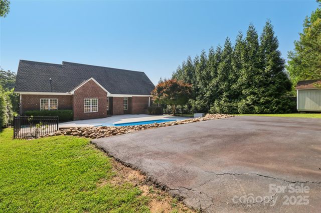 2411 Stoney Run Drive, Oakboro, NC 28129