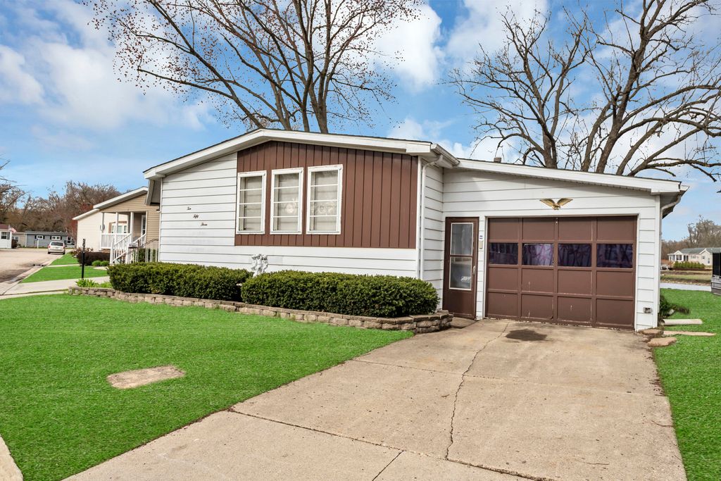 1053 Lakeview Road, Elgin, IL 60123