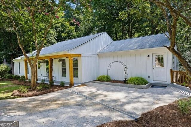 60 Willow Springs Lane, Roswell, GA 30075