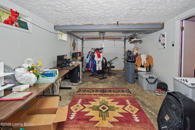 7517 Manslick Rd, Louisville, KY 40214