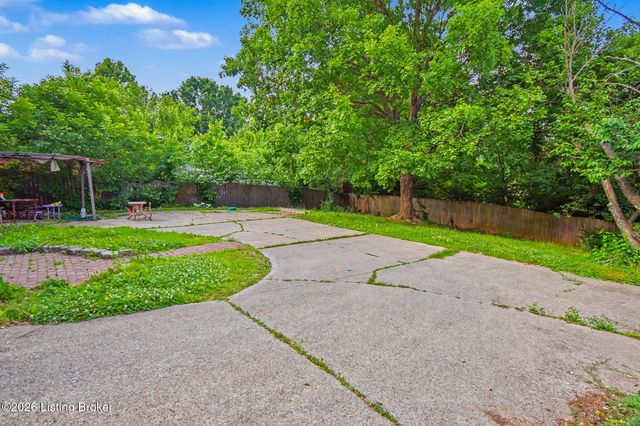 7517 Manslick Rd, Louisville, KY 40214