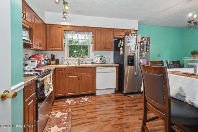 7517 Manslick Rd, Louisville, KY 40214