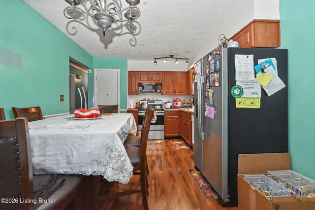 7517 Manslick Rd, Louisville, KY 40214