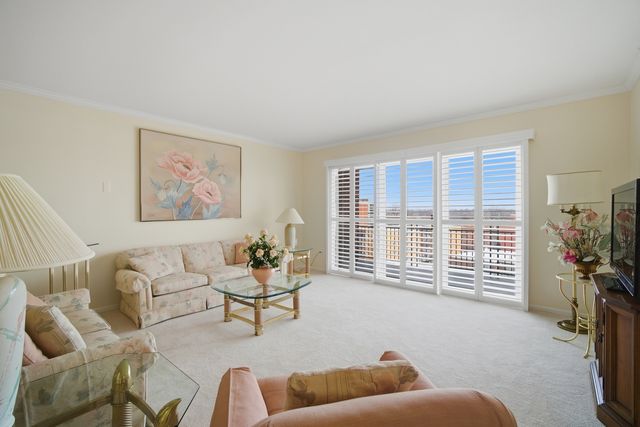 650 S River Road 801, Des Plaines, IL 60016