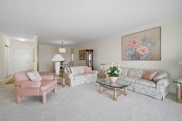 650 S River Road 801, Des Plaines, IL 60016