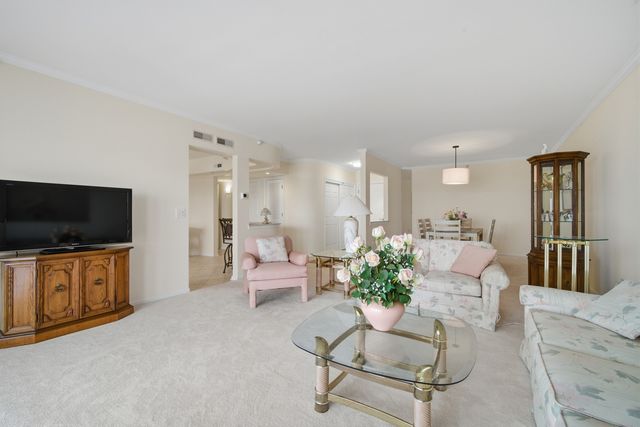 650 S River Road 801, Des Plaines, IL 60016