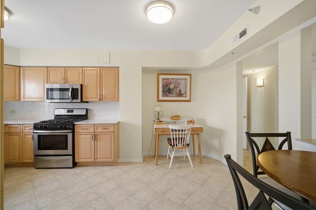 650 S River Road 801, Des Plaines, IL 60016