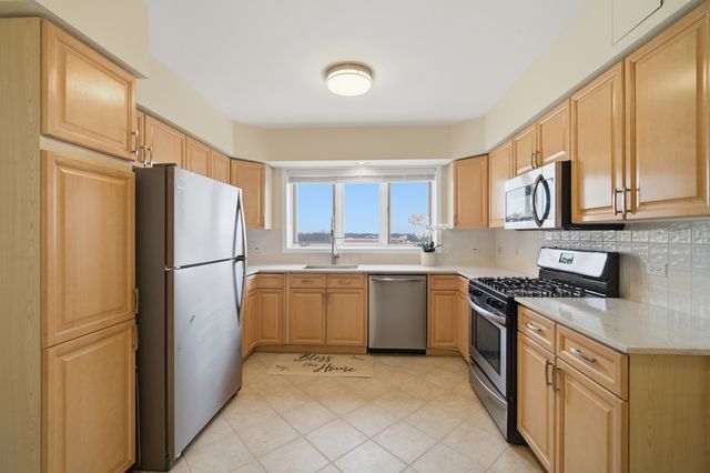 650 S River Road 801, Des Plaines, IL 60016