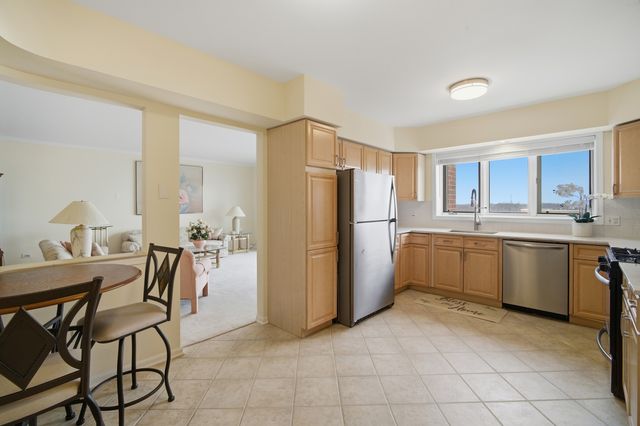 650 S River Road 801, Des Plaines, IL 60016