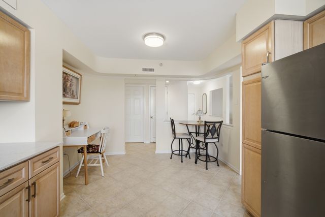 650 S River Road 801, Des Plaines, IL 60016