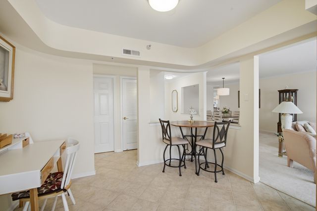 650 S River Road 801, Des Plaines, IL 60016