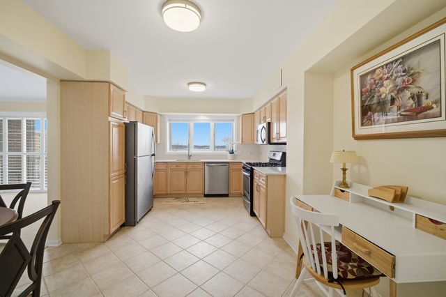 650 S River Road 801, Des Plaines, IL 60016