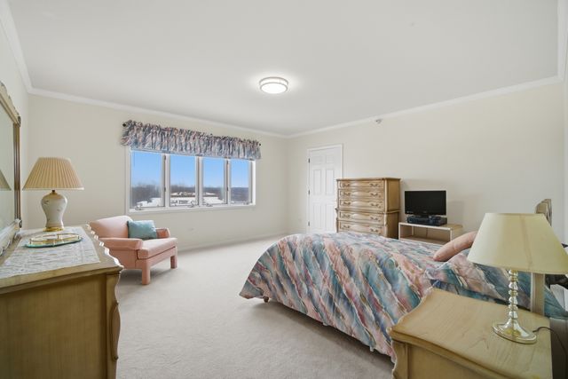 650 S River Road 801, Des Plaines, IL 60016