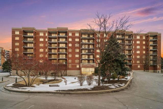 650 S River Road 801, Des Plaines, IL 60016