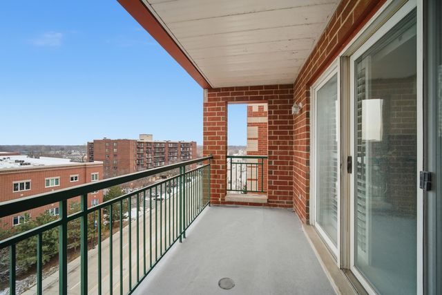 650 S River Road 801, Des Plaines, IL 60016