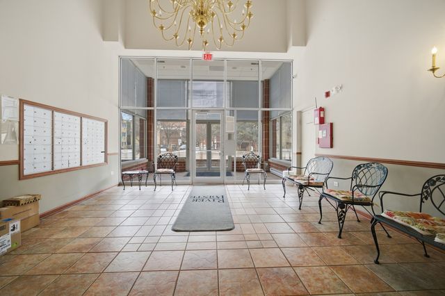 650 S River Road 801, Des Plaines, IL 60016