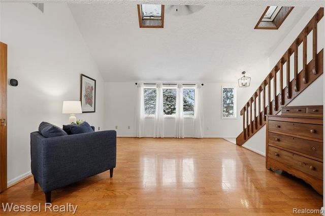 1044 N Oxford Road, Oxford, MI 48371