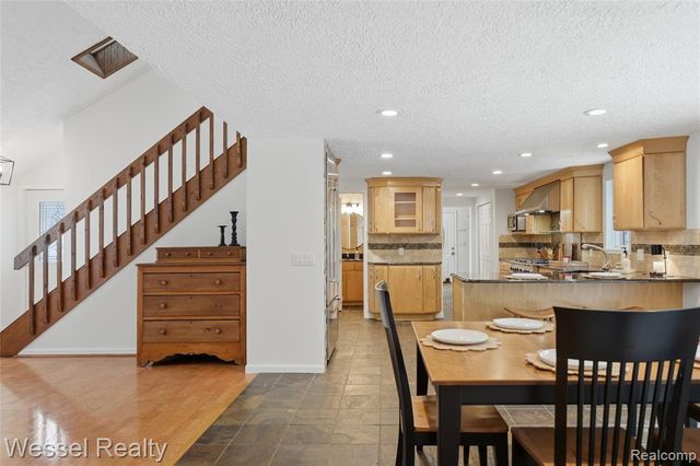 1044 N Oxford Road, Oxford, MI 48371