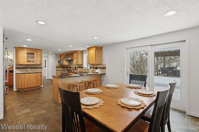 1044 N Oxford Road, Oxford, MI 48371