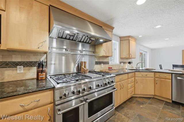 1044 N Oxford Road, Oxford, MI 48371