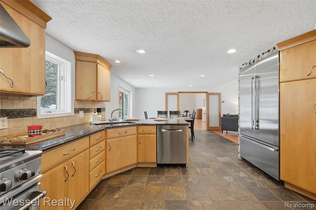 1044 N Oxford Road, Oxford, MI 48371